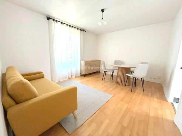 Location                                                      Appartement
                        
                     2 pièces                      39 m2                     à Clamart