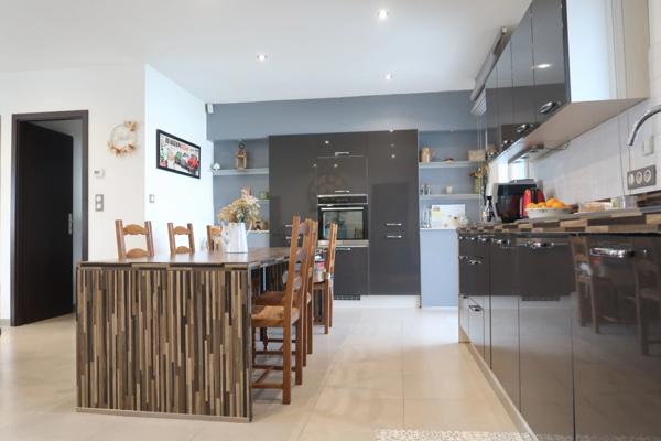 FAMECK, MAISON INDIVIDUELLE DE PLAIN PIED AVEC 3 CHAMBRES, ADAPTEE A TOUS, AUCUN TRAVAUX, UN GARAGE, UN JARDIN SANS VIS A VIS, UNE GRANDE TERRASSE AVEC SA PERGOLA