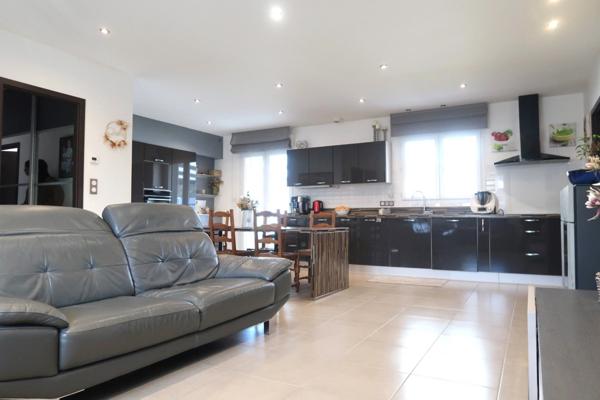FAMECK, MAISON INDIVIDUELLE DE PLAIN PIED AVEC 3 CHAMBRES, ADAPTEE A TOUS, AUCUN TRAVAUX, UN GARAGE, UN JARDIN SANS VIS A VIS, UNE GRANDE TERRASSE AVEC SA PERGOLA