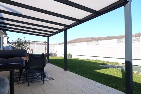 FAMECK, MAISON INDIVIDUELLE DE PLAIN PIED AVEC 3 CHAMBRES, ADAPTEE A TOUS, AUCUN TRAVAUX, UN GARAGE, UN JARDIN SANS VIS A VIS, UNE GRANDE TERRASSE AVEC SA PERGOLA