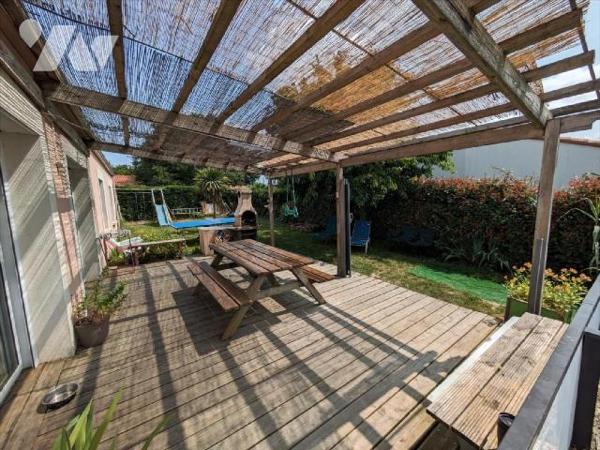 EXCLUSIVITE - LES HERBIERS - Plain-pied de 2002 à proximité immédiate des écoles ! Il comprend ...