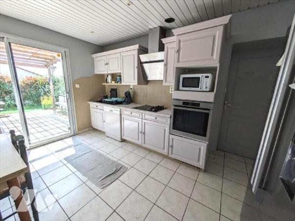 EXCLUSIVITE - LES HERBIERS - Plain-pied de 2002 à proximité immédiate des écoles ! Il comprend ...