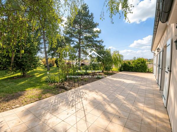 Bien situé, venez poser vos valises dans cette maison avec son parc arboré clos