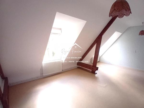 Bien situé, venez poser vos valises dans cette maison avec son parc arboré clos