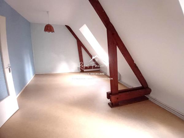 Bien situé, venez poser vos valises dans cette maison avec son parc arboré clos