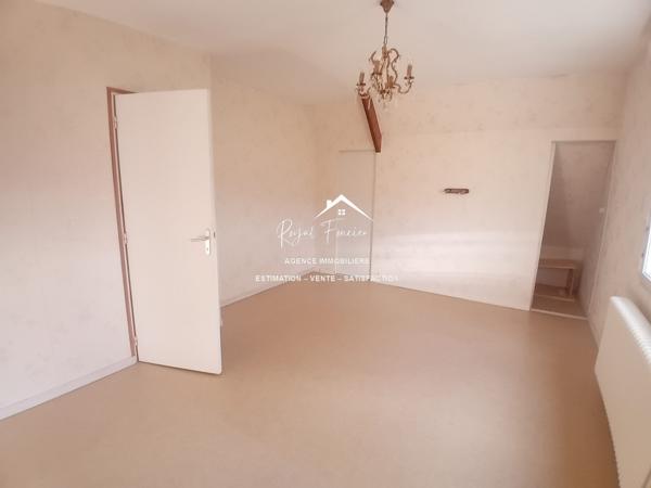 Bien situé, venez poser vos valises dans cette maison avec son parc arboré clos