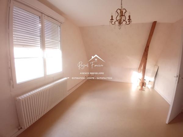 Bien situé, venez poser vos valises dans cette maison avec son parc arboré clos