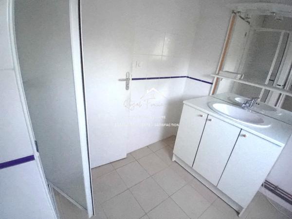 Bien situé, venez poser vos valises dans cette maison avec son parc arboré clos