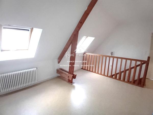 Bien situé, venez poser vos valises dans cette maison avec son parc arboré clos