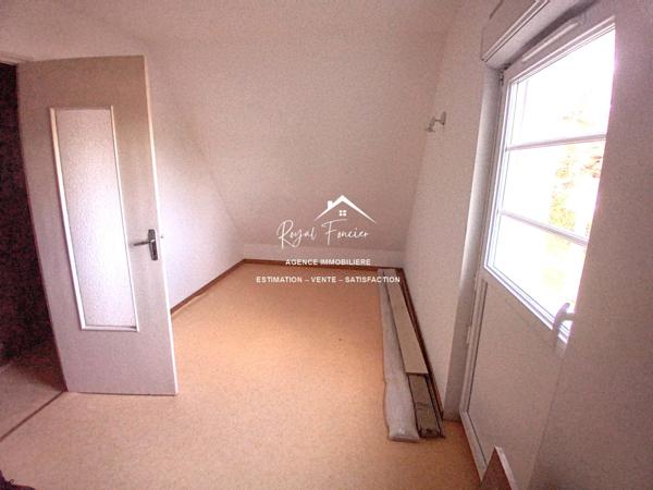 Bien situé, venez poser vos valises dans cette maison avec son parc arboré clos