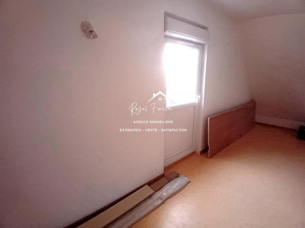 Bien situé, venez poser vos valises dans cette maison avec son parc arboré clos