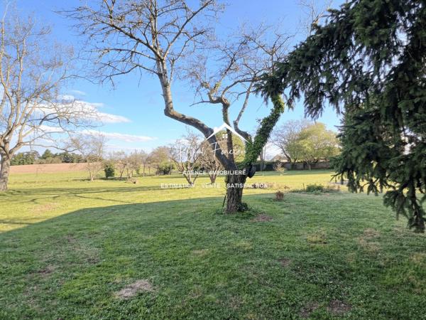 Bien situé, venez poser vos valises dans cette maison avec son parc arboré clos