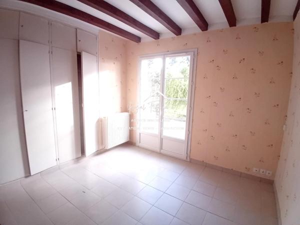 Bien situé, venez poser vos valises dans cette maison avec son parc arboré clos