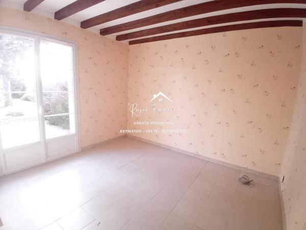 Bien situé, venez poser vos valises dans cette maison avec son parc arboré clos