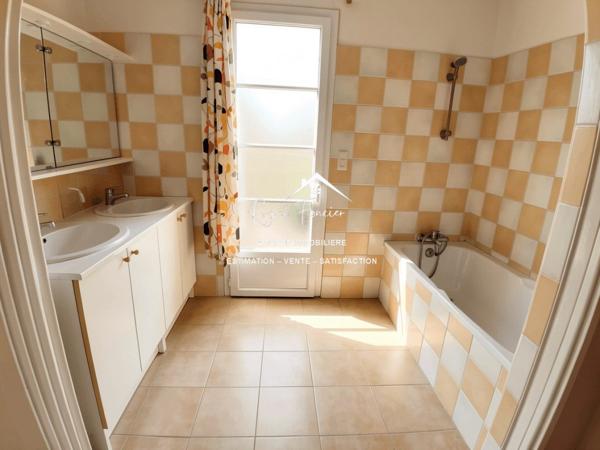 Bien situé, venez poser vos valises dans cette maison avec son parc arboré clos