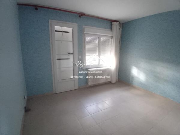 Bien situé, venez poser vos valises dans cette maison avec son parc arboré clos