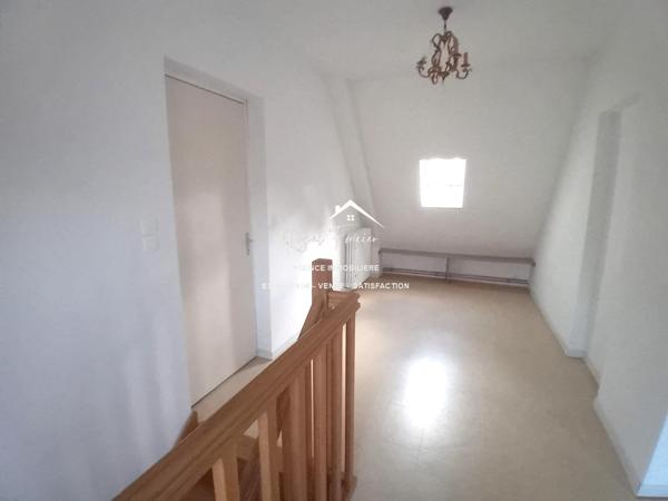 Bien situé, venez poser vos valises dans cette maison avec son parc arboré clos