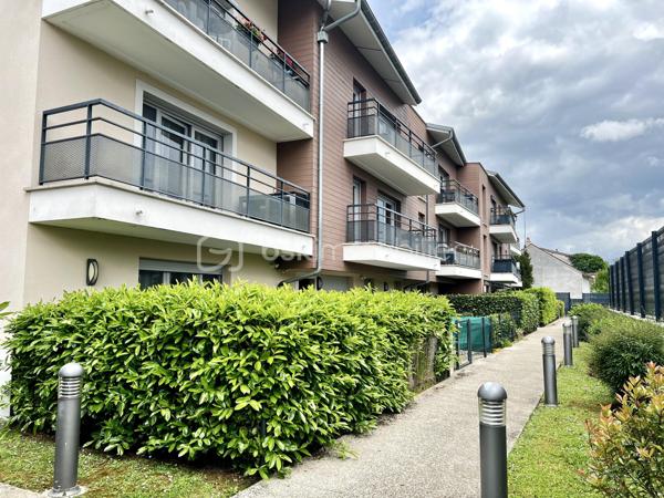 Découvrez cet élégant appartement de 66,64 m² idéalement situé à Crécy-la-Chapelle, à deux pas du centre ville et des écoles. Profitez d'un cadre de vie serein sans compromis. Niché dans une copropriété récente, cet espace moderne offre une atmosphère conviviale et sophistiquée.

Avec son agencement optimisé, cet appartement de trois pièces comprend un spacieux séjour lumineux, deux chambres confortables et une cuisine moderne. Le jardin, orienté à l'Est, vous invite à des moments de détente en plein air. Situé au rez-de-chaussée dans une copropriété soignée, il dispose de deux places de parking en sous sol, assurant confort et praticité.

Bénéficiez également de la proximité des transports et des commerces, facilitant ainsi votre quotidien. Un bien rare, idéal pour ceux en quête d'une vie urbaine harmonieuse et stylée. Ne manquez pas cette opportunité exclusive avec OHANA Immobilier, représenté par votre mandataire ROMAIN.