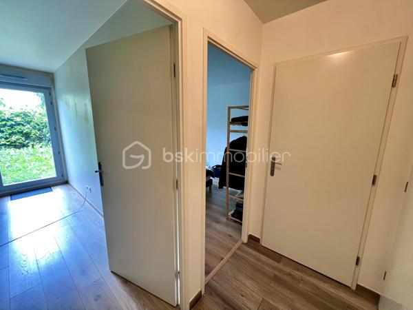 Découvrez cet élégant appartement de 66,64 m² idéalement situé à Crécy-la-Chapelle, à deux pas du centre ville et des écoles. Profitez d'un cadre de vie serein sans compromis. Niché dans une copropriété récente, cet espace moderne offre une atmosphère conviviale et sophistiquée.

Avec son agencement optimisé, cet appartement de trois pièces comprend un spacieux séjour lumineux, deux chambres confortables et une cuisine moderne. Le jardin, orienté à l'Est, vous invite à des moments de détente en plein air. Situé au rez-de-chaussée dans une copropriété soignée, il dispose de deux places de parking en sous sol, assurant confort et praticité.

Bénéficiez également de la proximité des transports et des commerces, facilitant ainsi votre quotidien. Un bien rare, idéal pour ceux en quête d'une vie urbaine harmonieuse et stylée. Ne manquez pas cette opportunité exclusive avec OHANA Immobilier, représenté par votre mandataire ROMAIN.