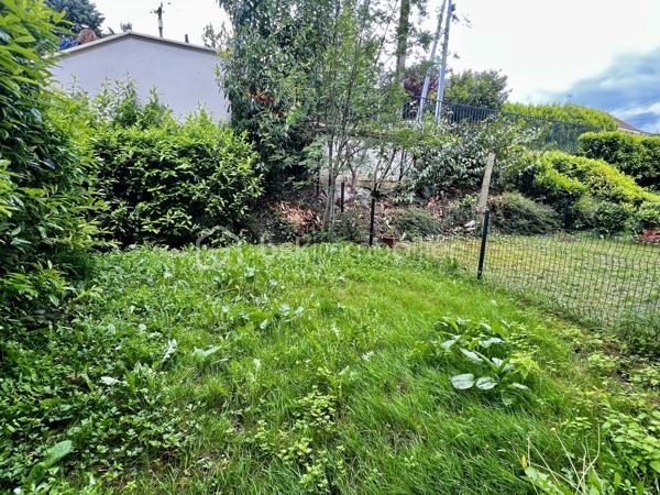 Découvrez cet élégant appartement de 66,64 m² idéalement situé à Crécy-la-Chapelle, à deux pas du centre ville et des écoles. Profitez d'un cadre de vie serein sans compromis. Niché dans une copropriété récente, cet espace moderne offre une atmosphère conviviale et sophistiquée.

Avec son agencement optimisé, cet appartement de trois pièces comprend un spacieux séjour lumineux, deux chambres confortables et une cuisine moderne. Le jardin, orienté à l'Est, vous invite à des moments de détente en plein air. Situé au rez-de-chaussée dans une copropriété soignée, il dispose de deux places de parking en sous sol, assurant confort et praticité.

Bénéficiez également de la proximité des transports et des commerces, facilitant ainsi votre quotidien. Un bien rare, idéal pour ceux en quête d'une vie urbaine harmonieuse et stylée. Ne manquez pas cette opportunité exclusive avec OHANA Immobilier, représenté par votre mandataire ROMAIN.