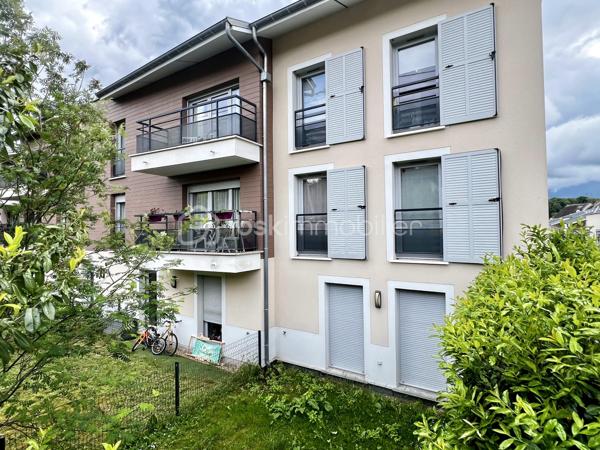 Découvrez cet élégant appartement de 66,64 m² idéalement situé à Crécy-la-Chapelle, à deux pas du centre ville et des écoles. Profitez d'un cadre de vie serein sans compromis. Niché dans une copropriété récente, cet espace moderne offre une atmosphère conviviale et sophistiquée.

Avec son agencement optimisé, cet appartement de trois pièces comprend un spacieux séjour lumineux, deux chambres confortables et une cuisine moderne. Le jardin, orienté à l'Est, vous invite à des moments de détente en plein air. Situé au rez-de-chaussée dans une copropriété soignée, il dispose de deux places de parking en sous sol, assurant confort et praticité.

Bénéficiez également de la proximité des transports et des commerces, facilitant ainsi votre quotidien. Un bien rare, idéal pour ceux en quête d'une vie urbaine harmonieuse et stylée. Ne manquez pas cette opportunité exclusive avec OHANA Immobilier, représenté par votre mandataire ROMAIN.