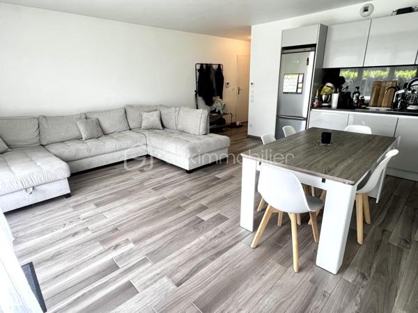 Découvrez cet élégant appartement de 66,64 m² idéalement situé à Crécy-la-Chapelle, à deux pas du centre ville et des écoles. Profitez d'un cadre de vie serein sans compromis. Niché dans une copropriété récente, cet espace moderne offre une atmosphère conviviale et sophistiquée.

Avec son agencement optimisé, cet appartement de trois pièces comprend un spacieux séjour lumineux, deux chambres confortables et une cuisine moderne. Le jardin, orienté à l'Est, vous invite à des moments de détente en plein air. Situé au rez-de-chaussée dans une copropriété soignée, il dispose de deux places de parking en sous sol, assurant confort et praticité.

Bénéficiez également de la proximité des transports et des commerces, facilitant ainsi votre quotidien. Un bien rare, idéal pour ceux en quête d'une vie urbaine harmonieuse et stylée. Ne manquez pas cette opportunité exclusive avec OHANA Immobilier, représenté par votre mandataire ROMAIN.