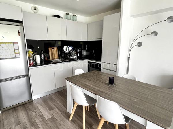 Découvrez cet élégant appartement de 66,64 m² idéalement situé à Crécy-la-Chapelle, à deux pas du centre ville et des écoles. Profitez d'un cadre de vie serein sans compromis. Niché dans une copropriété récente, cet espace moderne offre une atmosphère conviviale et sophistiquée.

Avec son agencement optimisé, cet appartement de trois pièces comprend un spacieux séjour lumineux, deux chambres confortables et une cuisine moderne. Le jardin, orienté à l'Est, vous invite à des moments de détente en plein air. Situé au rez-de-chaussée dans une copropriété soignée, il dispose de deux places de parking en sous sol, assurant confort et praticité.

Bénéficiez également de la proximité des transports et des commerces, facilitant ainsi votre quotidien. Un bien rare, idéal pour ceux en quête d'une vie urbaine harmonieuse et stylée. Ne manquez pas cette opportunité exclusive avec OHANA Immobilier, représenté par votre mandataire ROMAIN.