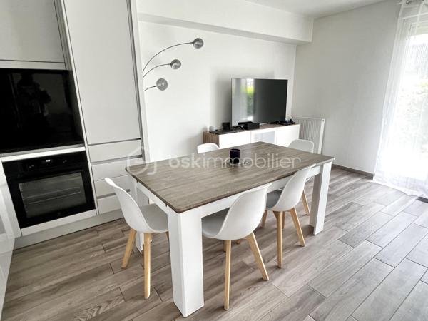 Découvrez cet élégant appartement de 66,64 m² idéalement situé à Crécy-la-Chapelle, à deux pas du centre ville et des écoles. Profitez d'un cadre de vie serein sans compromis. Niché dans une copropriété récente, cet espace moderne offre une atmosphère conviviale et sophistiquée.

Avec son agencement optimisé, cet appartement de trois pièces comprend un spacieux séjour lumineux, deux chambres confortables et une cuisine moderne. Le jardin, orienté à l'Est, vous invite à des moments de détente en plein air. Situé au rez-de-chaussée dans une copropriété soignée, il dispose de deux places de parking en sous sol, assurant confort et praticité.

Bénéficiez également de la proximité des transports et des commerces, facilitant ainsi votre quotidien. Un bien rare, idéal pour ceux en quête d'une vie urbaine harmonieuse et stylée. Ne manquez pas cette opportunité exclusive avec OHANA Immobilier, représenté par votre mandataire ROMAIN.