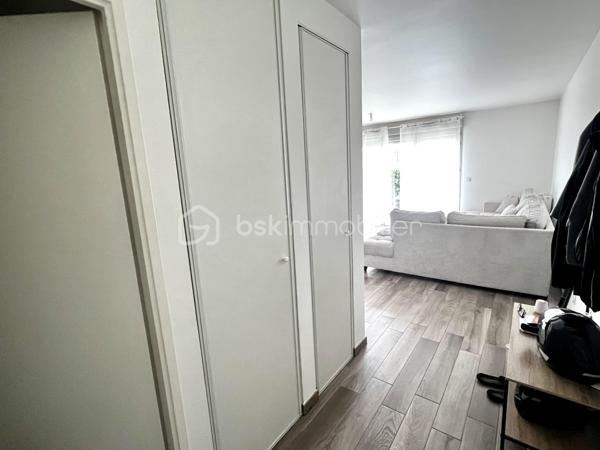 Découvrez cet élégant appartement de 66,64 m² idéalement situé à Crécy-la-Chapelle, à deux pas du centre ville et des écoles. Profitez d'un cadre de vie serein sans compromis. Niché dans une copropriété récente, cet espace moderne offre une atmosphère conviviale et sophistiquée.

Avec son agencement optimisé, cet appartement de trois pièces comprend un spacieux séjour lumineux, deux chambres confortables et une cuisine moderne. Le jardin, orienté à l'Est, vous invite à des moments de détente en plein air. Situé au rez-de-chaussée dans une copropriété soignée, il dispose de deux places de parking en sous sol, assurant confort et praticité.

Bénéficiez également de la proximité des transports et des commerces, facilitant ainsi votre quotidien. Un bien rare, idéal pour ceux en quête d'une vie urbaine harmonieuse et stylée. Ne manquez pas cette opportunité exclusive avec OHANA Immobilier, représenté par votre mandataire ROMAIN.