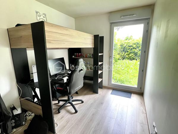 Découvrez cet élégant appartement de 66,64 m² idéalement situé à Crécy-la-Chapelle, à deux pas du centre ville et des écoles. Profitez d'un cadre de vie serein sans compromis. Niché dans une copropriété récente, cet espace moderne offre une atmosphère conviviale et sophistiquée.

Avec son agencement optimisé, cet appartement de trois pièces comprend un spacieux séjour lumineux, deux chambres confortables et une cuisine moderne. Le jardin, orienté à l'Est, vous invite à des moments de détente en plein air. Situé au rez-de-chaussée dans une copropriété soignée, il dispose de deux places de parking en sous sol, assurant confort et praticité.

Bénéficiez également de la proximité des transports et des commerces, facilitant ainsi votre quotidien. Un bien rare, idéal pour ceux en quête d'une vie urbaine harmonieuse et stylée. Ne manquez pas cette opportunité exclusive avec OHANA Immobilier, représenté par votre mandataire ROMAIN.