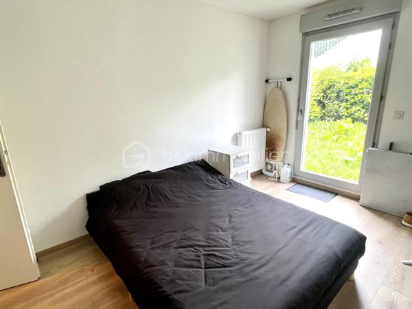 Découvrez cet élégant appartement de 66,64 m² idéalement situé à Crécy-la-Chapelle, à deux pas du centre ville et des écoles. Profitez d'un cadre de vie serein sans compromis. Niché dans une copropriété récente, cet espace moderne offre une atmosphère conviviale et sophistiquée.

Avec son agencement optimisé, cet appartement de trois pièces comprend un spacieux séjour lumineux, deux chambres confortables et une cuisine moderne. Le jardin, orienté à l'Est, vous invite à des moments de détente en plein air. Situé au rez-de-chaussée dans une copropriété soignée, il dispose de deux places de parking en sous sol, assurant confort et praticité.

Bénéficiez également de la proximité des transports et des commerces, facilitant ainsi votre quotidien. Un bien rare, idéal pour ceux en quête d'une vie urbaine harmonieuse et stylée. Ne manquez pas cette opportunité exclusive avec OHANA Immobilier, représenté par votre mandataire ROMAIN.