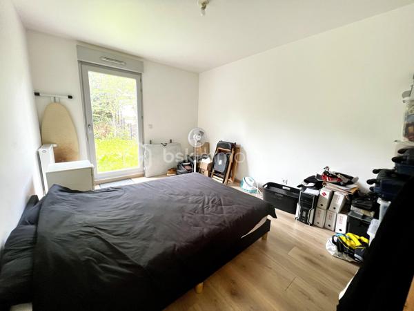 Découvrez cet élégant appartement de 66,64 m² idéalement situé à Crécy-la-Chapelle, à deux pas du centre ville et des écoles. Profitez d'un cadre de vie serein sans compromis. Niché dans une copropriété récente, cet espace moderne offre une atmosphère conviviale et sophistiquée.

Avec son agencement optimisé, cet appartement de trois pièces comprend un spacieux séjour lumineux, deux chambres confortables et une cuisine moderne. Le jardin, orienté à l'Est, vous invite à des moments de détente en plein air. Situé au rez-de-chaussée dans une copropriété soignée, il dispose de deux places de parking en sous sol, assurant confort et praticité.

Bénéficiez également de la proximité des transports et des commerces, facilitant ainsi votre quotidien. Un bien rare, idéal pour ceux en quête d'une vie urbaine harmonieuse et stylée. Ne manquez pas cette opportunité exclusive avec OHANA Immobilier, représenté par votre mandataire ROMAIN.