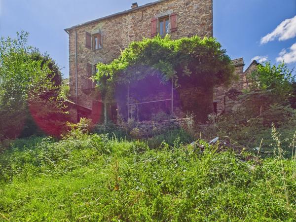 Charmante maison en pierre avec jardin, vue et grand potentiel