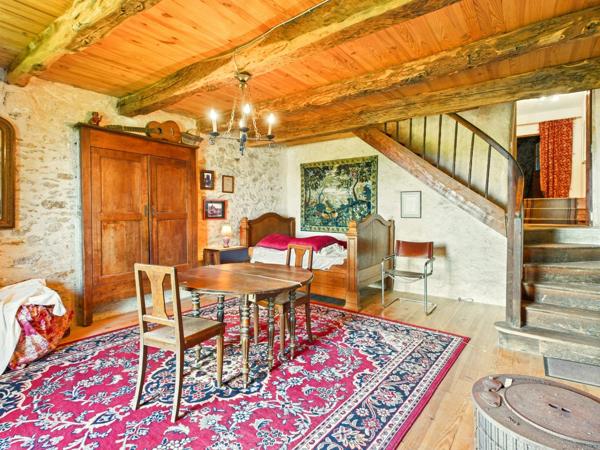 Charmante maison en pierre avec jardin, vue et grand potentiel