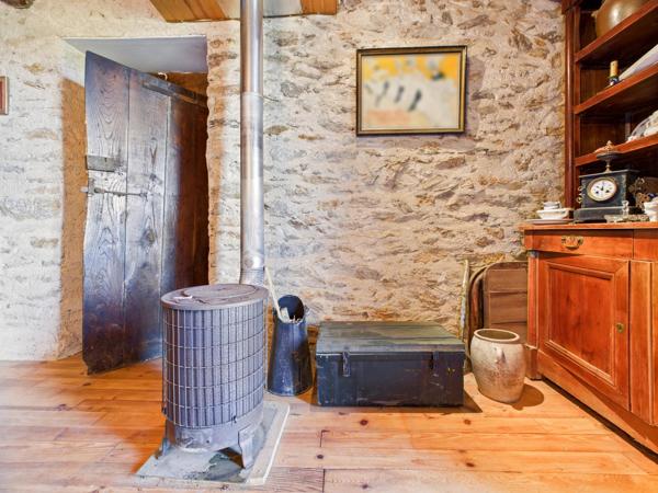 Charmante maison en pierre avec jardin, vue et grand potentiel