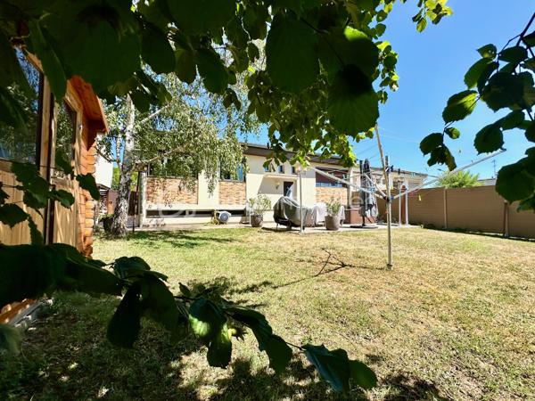 À proximité immédiate des commerces, des écoles et des transports, découvrez cette maison individuelle de plain-pied de 128 m², implantée sur un terrain clos d'environ 450 m².

Lumineuse grâce à sa double exposition Est/Ouest, le niveau principal de plain-pied propose un séjour de près de 29 m², une cuisine indépendante, trois chambres, une salle de bains, une salle d'eau et un WC séparé.

Le vaste sous-sol aménagé complète parfaitement l'ensemble avec une grande chambre de plus de 21 m² avec salle d'eau, un bureau de près de 19 m² idéal pour le télétravail, une buanderie de 17 m² ainsi qu'un garage de 26 m². L'allée permet le stationnement de deux véhicules supplémentaires.

À l'extérieur, une terrasse d'environ 50 m², un jardin sans vis-à-vis, un jacuzzi 5/6 places avec douche solaire composent un véritable espace de détente.

Confortable été comme hiver, la maison est équipée d'une pompe à chaleur air/air avec climatisation réversible dans la pièce de vie et deux chambres, d'un poêle à bois, d'une isolation thermique par l'extérieur, de combles isolés et de fenêtres PVC double vitrage à isolation renforcée.

Situation idéale pour une famille : collège Nicolas Flamel à 1 minute à pied, école Eugène Ducher à 300 m, lycée Camille Pissarro à 600 m, commerces à proximité immédiate. Les gares de Pontoise (RER C, lignes H et J vers Paris) et de Cergy-Préfecture (RER A et ligne L vers La Défense et Paris) sont facilement accessibles.

DPE C / GES B. Une maison familiale offrant de beaux volumes, d'excellentes prestations énergétiques et un emplacement particulièrement recherché.