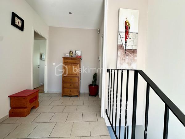 À proximité immédiate des commerces, des écoles et des transports, découvrez cette maison individuelle de plain-pied de 128 m², implantée sur un terrain clos d'environ 450 m².

Lumineuse grâce à sa double exposition Est/Ouest, le niveau principal de plain-pied propose un séjour de près de 29 m², une cuisine indépendante, trois chambres, une salle de bains, une salle d'eau et un WC séparé.

Le vaste sous-sol aménagé complète parfaitement l'ensemble avec une grande chambre de plus de 21 m² avec salle d'eau, un bureau de près de 19 m² idéal pour le télétravail, une buanderie de 17 m² ainsi qu'un garage de 26 m². L'allée permet le stationnement de deux véhicules supplémentaires.

À l'extérieur, une terrasse d'environ 50 m², un jardin sans vis-à-vis, un jacuzzi 5/6 places avec douche solaire composent un véritable espace de détente.

Confortable été comme hiver, la maison est équipée d'une pompe à chaleur air/air avec climatisation réversible dans la pièce de vie et deux chambres, d'un poêle à bois, d'une isolation thermique par l'extérieur, de combles isolés et de fenêtres PVC double vitrage à isolation renforcée.

Situation idéale pour une famille : collège Nicolas Flamel à 1 minute à pied, école Eugène Ducher à 300 m, lycée Camille Pissarro à 600 m, commerces à proximité immédiate. Les gares de Pontoise (RER C, lignes H et J vers Paris) et de Cergy-Préfecture (RER A et ligne L vers La Défense et Paris) sont facilement accessibles.

DPE C / GES B. Une maison familiale offrant de beaux volumes, d'excellentes prestations énergétiques et un emplacement particulièrement recherché.