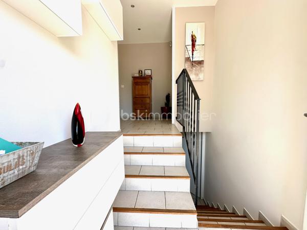 À proximité immédiate des commerces, des écoles et des transports, découvrez cette maison individuelle de plain-pied de 128 m², implantée sur un terrain clos d'environ 450 m².

Lumineuse grâce à sa double exposition Est/Ouest, le niveau principal de plain-pied propose un séjour de près de 29 m², une cuisine indépendante, trois chambres, une salle de bains, une salle d'eau et un WC séparé.

Le vaste sous-sol aménagé complète parfaitement l'ensemble avec une grande chambre de plus de 21 m² avec salle d'eau, un bureau de près de 19 m² idéal pour le télétravail, une buanderie de 17 m² ainsi qu'un garage de 26 m². L'allée permet le stationnement de deux véhicules supplémentaires.

À l'extérieur, une terrasse d'environ 50 m², un jardin sans vis-à-vis, un jacuzzi 5/6 places avec douche solaire composent un véritable espace de détente.

Confortable été comme hiver, la maison est équipée d'une pompe à chaleur air/air avec climatisation réversible dans la pièce de vie et deux chambres, d'un poêle à bois, d'une isolation thermique par l'extérieur, de combles isolés et de fenêtres PVC double vitrage à isolation renforcée.

Situation idéale pour une famille : collège Nicolas Flamel à 1 minute à pied, école Eugène Ducher à 300 m, lycée Camille Pissarro à 600 m, commerces à proximité immédiate. Les gares de Pontoise (RER C, lignes H et J vers Paris) et de Cergy-Préfecture (RER A et ligne L vers La Défense et Paris) sont facilement accessibles.

DPE C / GES B. Une maison familiale offrant de beaux volumes, d'excellentes prestations énergétiques et un emplacement particulièrement recherché.