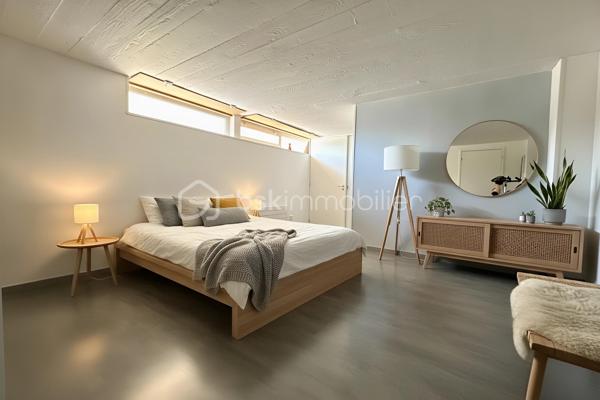 À proximité immédiate des commerces, des écoles et des transports, découvrez cette maison individuelle de plain-pied de 128 m², implantée sur un terrain clos d'environ 450 m².

Lumineuse grâce à sa double exposition Est/Ouest, le niveau principal de plain-pied propose un séjour de près de 29 m², une cuisine indépendante, trois chambres, une salle de bains, une salle d'eau et un WC séparé.

Le vaste sous-sol aménagé complète parfaitement l'ensemble avec une grande chambre de plus de 21 m² avec salle d'eau, un bureau de près de 19 m² idéal pour le télétravail, une buanderie de 17 m² ainsi qu'un garage de 26 m². L'allée permet le stationnement de deux véhicules supplémentaires.

À l'extérieur, une terrasse d'environ 50 m², un jardin sans vis-à-vis, un jacuzzi 5/6 places avec douche solaire composent un véritable espace de détente.

Confortable été comme hiver, la maison est équipée d'une pompe à chaleur air/air avec climatisation réversible dans la pièce de vie et deux chambres, d'un poêle à bois, d'une isolation thermique par l'extérieur, de combles isolés et de fenêtres PVC double vitrage à isolation renforcée.

Situation idéale pour une famille : collège Nicolas Flamel à 1 minute à pied, école Eugène Ducher à 300 m, lycée Camille Pissarro à 600 m, commerces à proximité immédiate. Les gares de Pontoise (RER C, lignes H et J vers Paris) et de Cergy-Préfecture (RER A et ligne L vers La Défense et Paris) sont facilement accessibles.

DPE C / GES B. Une maison familiale offrant de beaux volumes, d'excellentes prestations énergétiques et un emplacement particulièrement recherché.