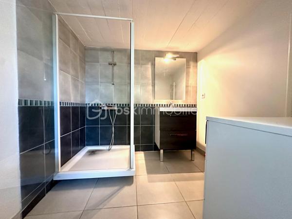 À proximité immédiate des commerces, des écoles et des transports, découvrez cette maison individuelle de plain-pied de 128 m², implantée sur un terrain clos d'environ 450 m².

Lumineuse grâce à sa double exposition Est/Ouest, le niveau principal de plain-pied propose un séjour de près de 29 m², une cuisine indépendante, trois chambres, une salle de bains, une salle d'eau et un WC séparé.

Le vaste sous-sol aménagé complète parfaitement l'ensemble avec une grande chambre de plus de 21 m² avec salle d'eau, un bureau de près de 19 m² idéal pour le télétravail, une buanderie de 17 m² ainsi qu'un garage de 26 m². L'allée permet le stationnement de deux véhicules supplémentaires.

À l'extérieur, une terrasse d'environ 50 m², un jardin sans vis-à-vis, un jacuzzi 5/6 places avec douche solaire composent un véritable espace de détente.

Confortable été comme hiver, la maison est équipée d'une pompe à chaleur air/air avec climatisation réversible dans la pièce de vie et deux chambres, d'un poêle à bois, d'une isolation thermique par l'extérieur, de combles isolés et de fenêtres PVC double vitrage à isolation renforcée.

Situation idéale pour une famille : collège Nicolas Flamel à 1 minute à pied, école Eugène Ducher à 300 m, lycée Camille Pissarro à 600 m, commerces à proximité immédiate. Les gares de Pontoise (RER C, lignes H et J vers Paris) et de Cergy-Préfecture (RER A et ligne L vers La Défense et Paris) sont facilement accessibles.

DPE C / GES B. Une maison familiale offrant de beaux volumes, d'excellentes prestations énergétiques et un emplacement particulièrement recherché.