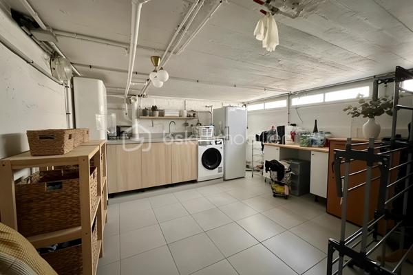 À proximité immédiate des commerces, des écoles et des transports, découvrez cette maison individuelle de plain-pied de 128 m², implantée sur un terrain clos d'environ 450 m².

Lumineuse grâce à sa double exposition Est/Ouest, le niveau principal de plain-pied propose un séjour de près de 29 m², une cuisine indépendante, trois chambres, une salle de bains, une salle d'eau et un WC séparé.

Le vaste sous-sol aménagé complète parfaitement l'ensemble avec une grande chambre de plus de 21 m² avec salle d'eau, un bureau de près de 19 m² idéal pour le télétravail, une buanderie de 17 m² ainsi qu'un garage de 26 m². L'allée permet le stationnement de deux véhicules supplémentaires.

À l'extérieur, une terrasse d'environ 50 m², un jardin sans vis-à-vis, un jacuzzi 5/6 places avec douche solaire composent un véritable espace de détente.

Confortable été comme hiver, la maison est équipée d'une pompe à chaleur air/air avec climatisation réversible dans la pièce de vie et deux chambres, d'un poêle à bois, d'une isolation thermique par l'extérieur, de combles isolés et de fenêtres PVC double vitrage à isolation renforcée.

Situation idéale pour une famille : collège Nicolas Flamel à 1 minute à pied, école Eugène Ducher à 300 m, lycée Camille Pissarro à 600 m, commerces à proximité immédiate. Les gares de Pontoise (RER C, lignes H et J vers Paris) et de Cergy-Préfecture (RER A et ligne L vers La Défense et Paris) sont facilement accessibles.

DPE C / GES B. Une maison familiale offrant de beaux volumes, d'excellentes prestations énergétiques et un emplacement particulièrement recherché.