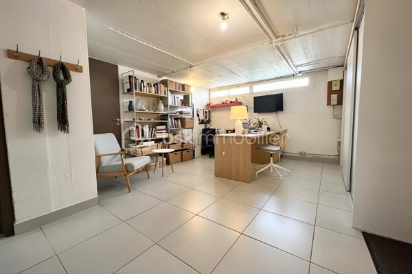 À proximité immédiate des commerces, des écoles et des transports, découvrez cette maison individuelle de plain-pied de 128 m², implantée sur un terrain clos d'environ 450 m².

Lumineuse grâce à sa double exposition Est/Ouest, le niveau principal de plain-pied propose un séjour de près de 29 m², une cuisine indépendante, trois chambres, une salle de bains, une salle d'eau et un WC séparé.

Le vaste sous-sol aménagé complète parfaitement l'ensemble avec une grande chambre de plus de 21 m² avec salle d'eau, un bureau de près de 19 m² idéal pour le télétravail, une buanderie de 17 m² ainsi qu'un garage de 26 m². L'allée permet le stationnement de deux véhicules supplémentaires.

À l'extérieur, une terrasse d'environ 50 m², un jardin sans vis-à-vis, un jacuzzi 5/6 places avec douche solaire composent un véritable espace de détente.

Confortable été comme hiver, la maison est équipée d'une pompe à chaleur air/air avec climatisation réversible dans la pièce de vie et deux chambres, d'un poêle à bois, d'une isolation thermique par l'extérieur, de combles isolés et de fenêtres PVC double vitrage à isolation renforcée.

Situation idéale pour une famille : collège Nicolas Flamel à 1 minute à pied, école Eugène Ducher à 300 m, lycée Camille Pissarro à 600 m, commerces à proximité immédiate. Les gares de Pontoise (RER C, lignes H et J vers Paris) et de Cergy-Préfecture (RER A et ligne L vers La Défense et Paris) sont facilement accessibles.

DPE C / GES B. Une maison familiale offrant de beaux volumes, d'excellentes prestations énergétiques et un emplacement particulièrement recherché.