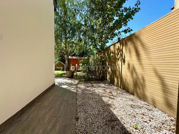 À proximité immédiate des commerces, des écoles et des transports, découvrez cette maison individuelle de plain-pied de 128 m², implantée sur un terrain clos d'environ 450 m².

Lumineuse grâce à sa double exposition Est/Ouest, le niveau principal de plain-pied propose un séjour de près de 29 m², une cuisine indépendante, trois chambres, une salle de bains, une salle d'eau et un WC séparé.

Le vaste sous-sol aménagé complète parfaitement l'ensemble avec une grande chambre de plus de 21 m² avec salle d'eau, un bureau de près de 19 m² idéal pour le télétravail, une buanderie de 17 m² ainsi qu'un garage de 26 m². L'allée permet le stationnement de deux véhicules supplémentaires.

À l'extérieur, une terrasse d'environ 50 m², un jardin sans vis-à-vis, un jacuzzi 5/6 places avec douche solaire composent un véritable espace de détente.

Confortable été comme hiver, la maison est équipée d'une pompe à chaleur air/air avec climatisation réversible dans la pièce de vie et deux chambres, d'un poêle à bois, d'une isolation thermique par l'extérieur, de combles isolés et de fenêtres PVC double vitrage à isolation renforcée.

Situation idéale pour une famille : collège Nicolas Flamel à 1 minute à pied, école Eugène Ducher à 300 m, lycée Camille Pissarro à 600 m, commerces à proximité immédiate. Les gares de Pontoise (RER C, lignes H et J vers Paris) et de Cergy-Préfecture (RER A et ligne L vers La Défense et Paris) sont facilement accessibles.

DPE C / GES B. Une maison familiale offrant de beaux volumes, d'excellentes prestations énergétiques et un emplacement particulièrement recherché.