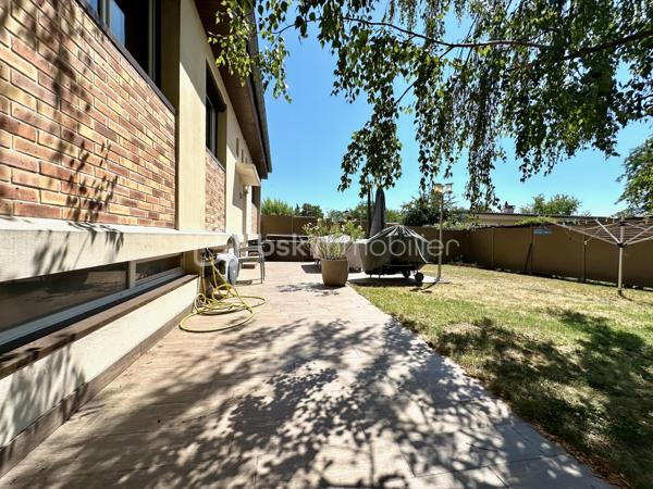 À proximité immédiate des commerces, des écoles et des transports, découvrez cette maison individuelle de plain-pied de 128 m², implantée sur un terrain clos d'environ 450 m².

Lumineuse grâce à sa double exposition Est/Ouest, le niveau principal de plain-pied propose un séjour de près de 29 m², une cuisine indépendante, trois chambres, une salle de bains, une salle d'eau et un WC séparé.

Le vaste sous-sol aménagé complète parfaitement l'ensemble avec une grande chambre de plus de 21 m² avec salle d'eau, un bureau de près de 19 m² idéal pour le télétravail, une buanderie de 17 m² ainsi qu'un garage de 26 m². L'allée permet le stationnement de deux véhicules supplémentaires.

À l'extérieur, une terrasse d'environ 50 m², un jardin sans vis-à-vis, un jacuzzi 5/6 places avec douche solaire composent un véritable espace de détente.

Confortable été comme hiver, la maison est équipée d'une pompe à chaleur air/air avec climatisation réversible dans la pièce de vie et deux chambres, d'un poêle à bois, d'une isolation thermique par l'extérieur, de combles isolés et de fenêtres PVC double vitrage à isolation renforcée.

Situation idéale pour une famille : collège Nicolas Flamel à 1 minute à pied, école Eugène Ducher à 300 m, lycée Camille Pissarro à 600 m, commerces à proximité immédiate. Les gares de Pontoise (RER C, lignes H et J vers Paris) et de Cergy-Préfecture (RER A et ligne L vers La Défense et Paris) sont facilement accessibles.

DPE C / GES B. Une maison familiale offrant de beaux volumes, d'excellentes prestations énergétiques et un emplacement particulièrement recherché.