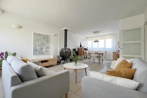 À proximité immédiate des commerces, des écoles et des transports, découvrez cette maison individuelle de plain-pied de 128 m², implantée sur un terrain clos d'environ 450 m².

Lumineuse grâce à sa double exposition Est/Ouest, le niveau principal de plain-pied propose un séjour de près de 29 m², une cuisine indépendante, trois chambres, une salle de bains, une salle d'eau et un WC séparé.

Le vaste sous-sol aménagé complète parfaitement l'ensemble avec une grande chambre de plus de 21 m² avec salle d'eau, un bureau de près de 19 m² idéal pour le télétravail, une buanderie de 17 m² ainsi qu'un garage de 26 m². L'allée permet le stationnement de deux véhicules supplémentaires.

À l'extérieur, une terrasse d'environ 50 m², un jardin sans vis-à-vis, un jacuzzi 5/6 places avec douche solaire composent un véritable espace de détente.

Confortable été comme hiver, la maison est équipée d'une pompe à chaleur air/air avec climatisation réversible dans la pièce de vie et deux chambres, d'un poêle à bois, d'une isolation thermique par l'extérieur, de combles isolés et de fenêtres PVC double vitrage à isolation renforcée.

Situation idéale pour une famille : collège Nicolas Flamel à 1 minute à pied, école Eugène Ducher à 300 m, lycée Camille Pissarro à 600 m, commerces à proximité immédiate. Les gares de Pontoise (RER C, lignes H et J vers Paris) et de Cergy-Préfecture (RER A et ligne L vers La Défense et Paris) sont facilement accessibles.

DPE C / GES B. Une maison familiale offrant de beaux volumes, d'excellentes prestations énergétiques et un emplacement particulièrement recherché.