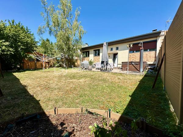 À proximité immédiate des commerces, des écoles et des transports, découvrez cette maison individuelle de plain-pied de 128 m², implantée sur un terrain clos d'environ 450 m².

Lumineuse grâce à sa double exposition Est/Ouest, le niveau principal de plain-pied propose un séjour de près de 29 m², une cuisine indépendante, trois chambres, une salle de bains, une salle d'eau et un WC séparé.

Le vaste sous-sol aménagé complète parfaitement l'ensemble avec une grande chambre de plus de 21 m² avec salle d'eau, un bureau de près de 19 m² idéal pour le télétravail, une buanderie de 17 m² ainsi qu'un garage de 26 m². L'allée permet le stationnement de deux véhicules supplémentaires.

À l'extérieur, une terrasse d'environ 50 m², un jardin sans vis-à-vis, un jacuzzi 5/6 places avec douche solaire composent un véritable espace de détente.

Confortable été comme hiver, la maison est équipée d'une pompe à chaleur air/air avec climatisation réversible dans la pièce de vie et deux chambres, d'un poêle à bois, d'une isolation thermique par l'extérieur, de combles isolés et de fenêtres PVC double vitrage à isolation renforcée.

Situation idéale pour une famille : collège Nicolas Flamel à 1 minute à pied, école Eugène Ducher à 300 m, lycée Camille Pissarro à 600 m, commerces à proximité immédiate. Les gares de Pontoise (RER C, lignes H et J vers Paris) et de Cergy-Préfecture (RER A et ligne L vers La Défense et Paris) sont facilement accessibles.

DPE C / GES B. Une maison familiale offrant de beaux volumes, d'excellentes prestations énergétiques et un emplacement particulièrement recherché.
