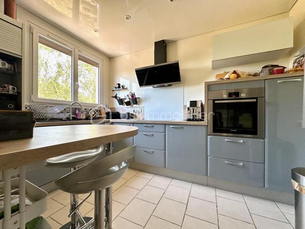 À proximité immédiate des commerces, des écoles et des transports, découvrez cette maison individuelle de plain-pied de 128 m², implantée sur un terrain clos d'environ 450 m².

Lumineuse grâce à sa double exposition Est/Ouest, le niveau principal de plain-pied propose un séjour de près de 29 m², une cuisine indépendante, trois chambres, une salle de bains, une salle d'eau et un WC séparé.

Le vaste sous-sol aménagé complète parfaitement l'ensemble avec une grande chambre de plus de 21 m² avec salle d'eau, un bureau de près de 19 m² idéal pour le télétravail, une buanderie de 17 m² ainsi qu'un garage de 26 m². L'allée permet le stationnement de deux véhicules supplémentaires.

À l'extérieur, une terrasse d'environ 50 m², un jardin sans vis-à-vis, un jacuzzi 5/6 places avec douche solaire composent un véritable espace de détente.

Confortable été comme hiver, la maison est équipée d'une pompe à chaleur air/air avec climatisation réversible dans la pièce de vie et deux chambres, d'un poêle à bois, d'une isolation thermique par l'extérieur, de combles isolés et de fenêtres PVC double vitrage à isolation renforcée.

Situation idéale pour une famille : collège Nicolas Flamel à 1 minute à pied, école Eugène Ducher à 300 m, lycée Camille Pissarro à 600 m, commerces à proximité immédiate. Les gares de Pontoise (RER C, lignes H et J vers Paris) et de Cergy-Préfecture (RER A et ligne L vers La Défense et Paris) sont facilement accessibles.

DPE C / GES B. Une maison familiale offrant de beaux volumes, d'excellentes prestations énergétiques et un emplacement particulièrement recherché.