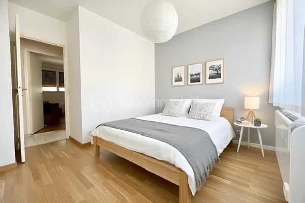 À proximité immédiate des commerces, des écoles et des transports, découvrez cette maison individuelle de plain-pied de 128 m², implantée sur un terrain clos d'environ 450 m².

Lumineuse grâce à sa double exposition Est/Ouest, le niveau principal de plain-pied propose un séjour de près de 29 m², une cuisine indépendante, trois chambres, une salle de bains, une salle d'eau et un WC séparé.

Le vaste sous-sol aménagé complète parfaitement l'ensemble avec une grande chambre de plus de 21 m² avec salle d'eau, un bureau de près de 19 m² idéal pour le télétravail, une buanderie de 17 m² ainsi qu'un garage de 26 m². L'allée permet le stationnement de deux véhicules supplémentaires.

À l'extérieur, une terrasse d'environ 50 m², un jardin sans vis-à-vis, un jacuzzi 5/6 places avec douche solaire composent un véritable espace de détente.

Confortable été comme hiver, la maison est équipée d'une pompe à chaleur air/air avec climatisation réversible dans la pièce de vie et deux chambres, d'un poêle à bois, d'une isolation thermique par l'extérieur, de combles isolés et de fenêtres PVC double vitrage à isolation renforcée.

Situation idéale pour une famille : collège Nicolas Flamel à 1 minute à pied, école Eugène Ducher à 300 m, lycée Camille Pissarro à 600 m, commerces à proximité immédiate. Les gares de Pontoise (RER C, lignes H et J vers Paris) et de Cergy-Préfecture (RER A et ligne L vers La Défense et Paris) sont facilement accessibles.

DPE C / GES B. Une maison familiale offrant de beaux volumes, d'excellentes prestations énergétiques et un emplacement particulièrement recherché.