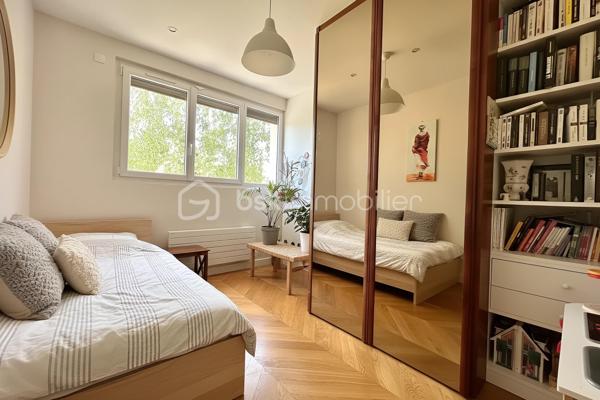 À proximité immédiate des commerces, des écoles et des transports, découvrez cette maison individuelle de plain-pied de 128 m², implantée sur un terrain clos d'environ 450 m².

Lumineuse grâce à sa double exposition Est/Ouest, le niveau principal de plain-pied propose un séjour de près de 29 m², une cuisine indépendante, trois chambres, une salle de bains, une salle d'eau et un WC séparé.

Le vaste sous-sol aménagé complète parfaitement l'ensemble avec une grande chambre de plus de 21 m² avec salle d'eau, un bureau de près de 19 m² idéal pour le télétravail, une buanderie de 17 m² ainsi qu'un garage de 26 m². L'allée permet le stationnement de deux véhicules supplémentaires.

À l'extérieur, une terrasse d'environ 50 m², un jardin sans vis-à-vis, un jacuzzi 5/6 places avec douche solaire composent un véritable espace de détente.

Confortable été comme hiver, la maison est équipée d'une pompe à chaleur air/air avec climatisation réversible dans la pièce de vie et deux chambres, d'un poêle à bois, d'une isolation thermique par l'extérieur, de combles isolés et de fenêtres PVC double vitrage à isolation renforcée.

Situation idéale pour une famille : collège Nicolas Flamel à 1 minute à pied, école Eugène Ducher à 300 m, lycée Camille Pissarro à 600 m, commerces à proximité immédiate. Les gares de Pontoise (RER C, lignes H et J vers Paris) et de Cergy-Préfecture (RER A et ligne L vers La Défense et Paris) sont facilement accessibles.

DPE C / GES B. Une maison familiale offrant de beaux volumes, d'excellentes prestations énergétiques et un emplacement particulièrement recherché.