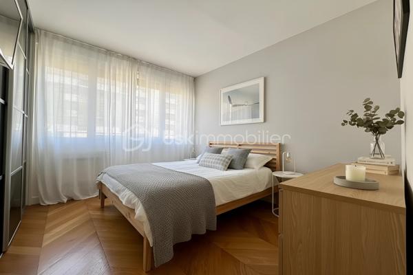 À proximité immédiate des commerces, des écoles et des transports, découvrez cette maison individuelle de plain-pied de 128 m², implantée sur un terrain clos d'environ 450 m².

Lumineuse grâce à sa double exposition Est/Ouest, le niveau principal de plain-pied propose un séjour de près de 29 m², une cuisine indépendante, trois chambres, une salle de bains, une salle d'eau et un WC séparé.

Le vaste sous-sol aménagé complète parfaitement l'ensemble avec une grande chambre de plus de 21 m² avec salle d'eau, un bureau de près de 19 m² idéal pour le télétravail, une buanderie de 17 m² ainsi qu'un garage de 26 m². L'allée permet le stationnement de deux véhicules supplémentaires.

À l'extérieur, une terrasse d'environ 50 m², un jardin sans vis-à-vis, un jacuzzi 5/6 places avec douche solaire composent un véritable espace de détente.

Confortable été comme hiver, la maison est équipée d'une pompe à chaleur air/air avec climatisation réversible dans la pièce de vie et deux chambres, d'un poêle à bois, d'une isolation thermique par l'extérieur, de combles isolés et de fenêtres PVC double vitrage à isolation renforcée.

Situation idéale pour une famille : collège Nicolas Flamel à 1 minute à pied, école Eugène Ducher à 300 m, lycée Camille Pissarro à 600 m, commerces à proximité immédiate. Les gares de Pontoise (RER C, lignes H et J vers Paris) et de Cergy-Préfecture (RER A et ligne L vers La Défense et Paris) sont facilement accessibles.

DPE C / GES B. Une maison familiale offrant de beaux volumes, d'excellentes prestations énergétiques et un emplacement particulièrement recherché.